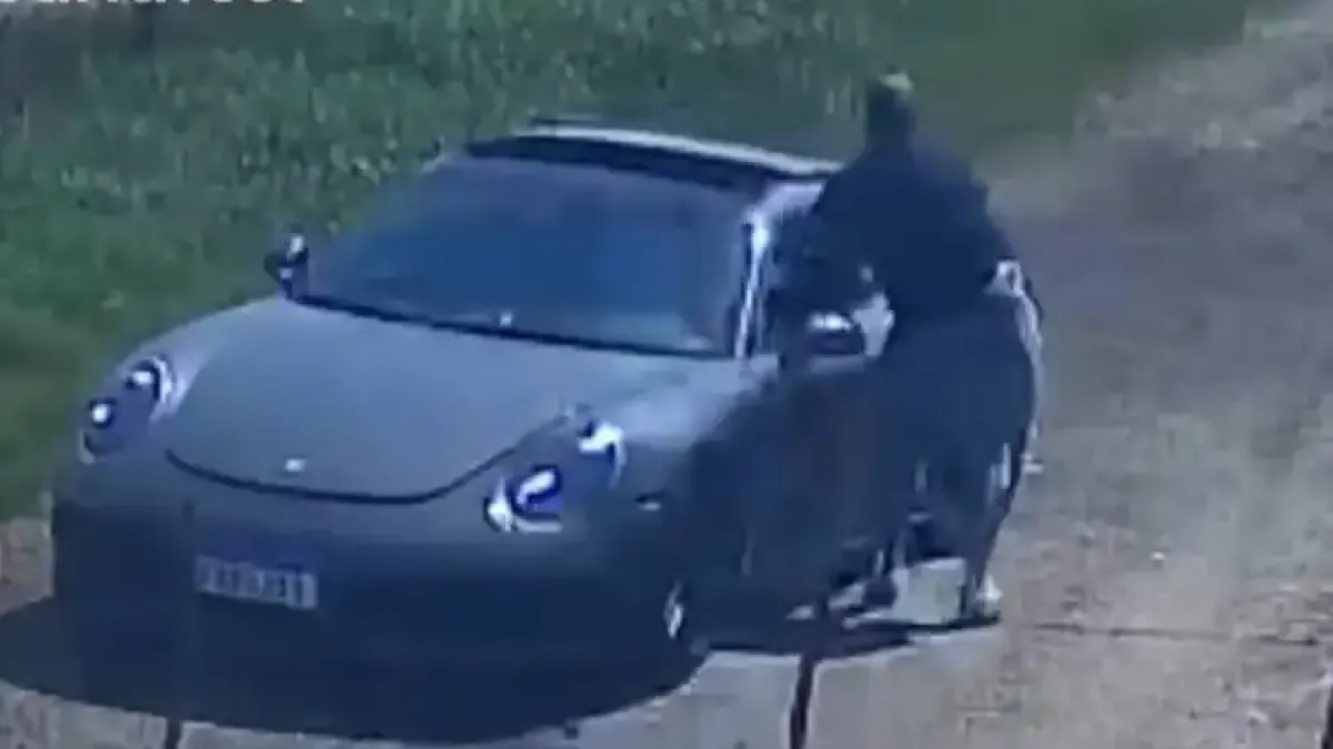 Мъж изгори Porsche заради пари от застраховката, но не знаеше, че... Видео