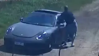 Мъж изгори Porsche заради пари от застраховката, но не знаеше, че... Видео