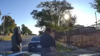 Шофьор нападна с пистолет друг водач, но попадна на грешния човек Видео 18+