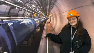 От Враца до ЦЕРН: 17-годишната Йоана впечатли учените, обяснили сътворението на света Видео