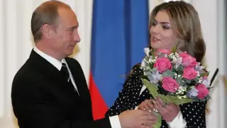 Кабаева заблестя в залата, сравняват я с Путин Снимки