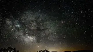 Засякоха необясними плуващи светлини в небето! Видени са и от Балканите