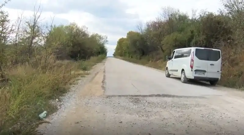"Забравени сме от Бога": В 21 век в това село няма даже автобус