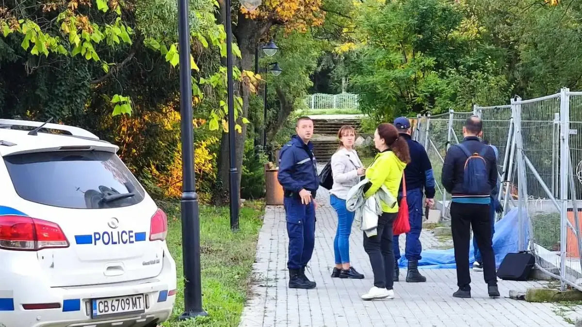 Зловещо: Откриха труп на оградата на храм в бургаски парк