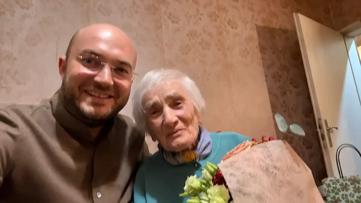 Правосъдният министър празнува с баба Янка, налазена от имотната мафия
