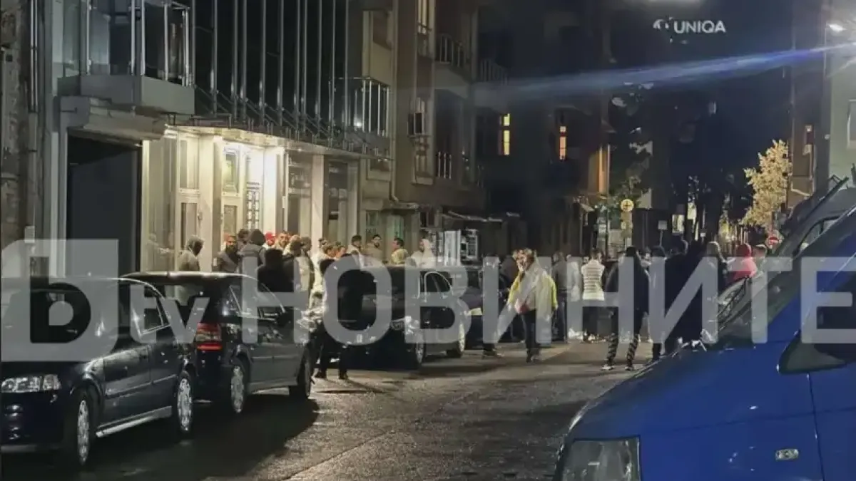 Близки на починалото 15-г. момче, наръгано с нож в мол, се събраха пред СДВР Снимки