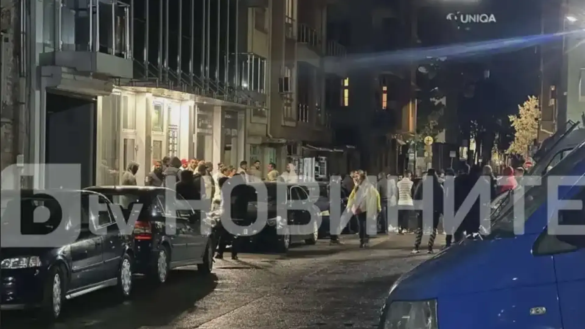 Близки на починалото 15-г. момче, наръгано с нож в мол, се събраха пред СДВР Снимки