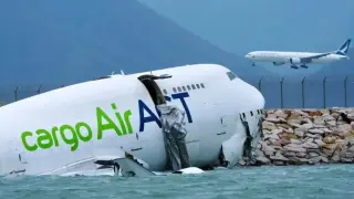 Инцидент: Самолет излезе от пистата в Хонконг, има загинали Видео