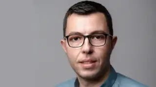 Общинар от ПП-ДБ си изхвърли тоалетната чиния на тротоара Снимки