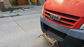 Пловдивски шофьор сложи „рога“ на буса си, за да се пази от некадърници на пътя