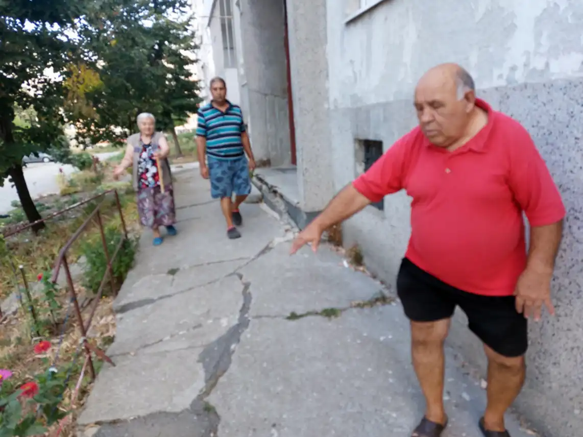 Цял блок в голям наш град пропада Снимки