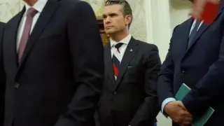 US министърът на войната Пийт Хегсет скандализира с вратовръзка