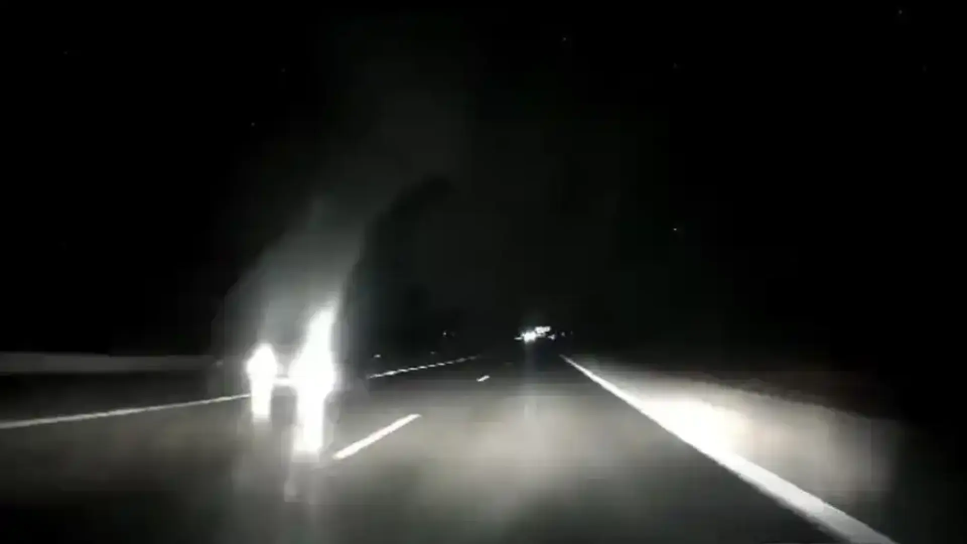 Лудост по тъмно: Шофьор нахлу в насрещното на родна магистрала Видео