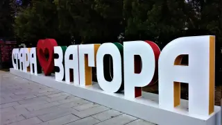 Малка кола сътвори голяма беля в парк в Стара Загора, всички се чудят и маят