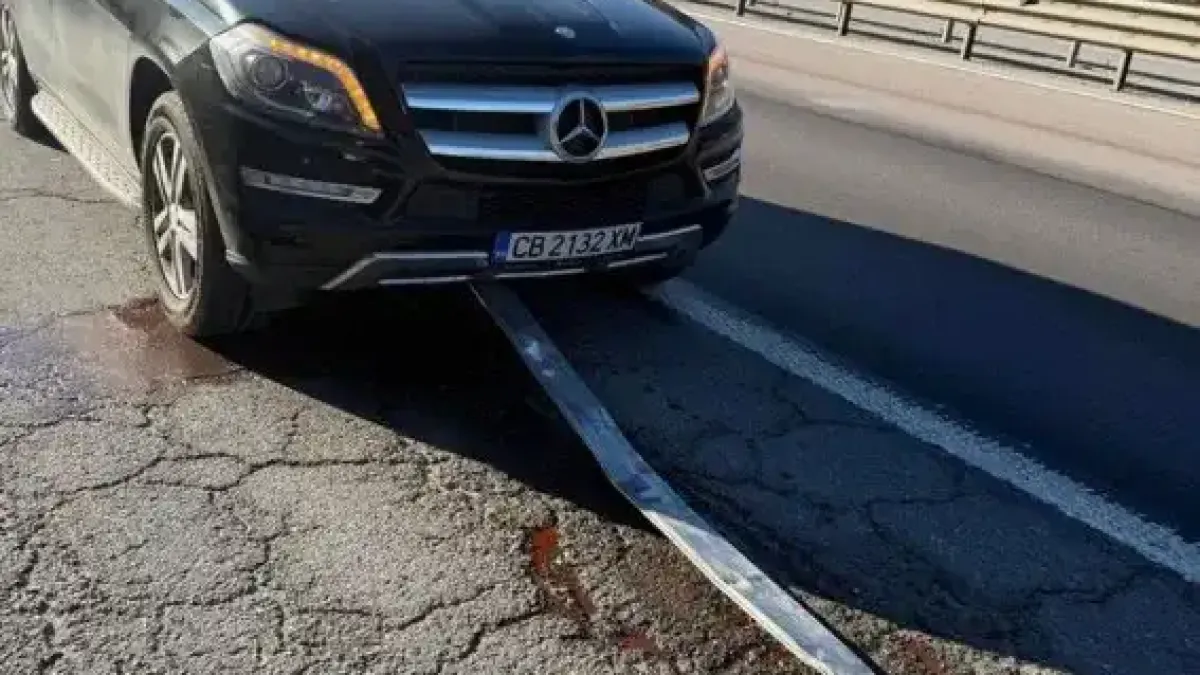 Бучат на шиш коли на АМ "Хемус", скъп мерцедес стана чеверме