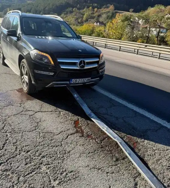 Бучат на шиш коли на АМ "Хемус", скъп мерцедес стана чеверме