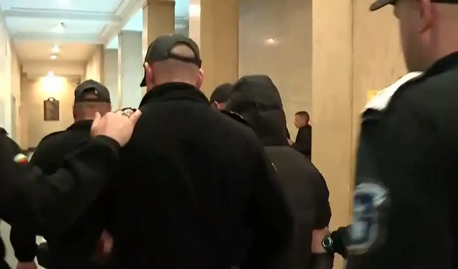 Спешно линейка в съда заради момчето, обвинено в убийството на свой връстник в софийски мол