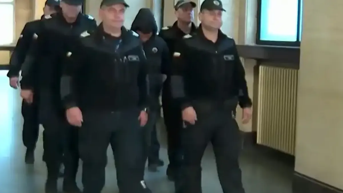 Задържаният за убийството в мол остава в болница