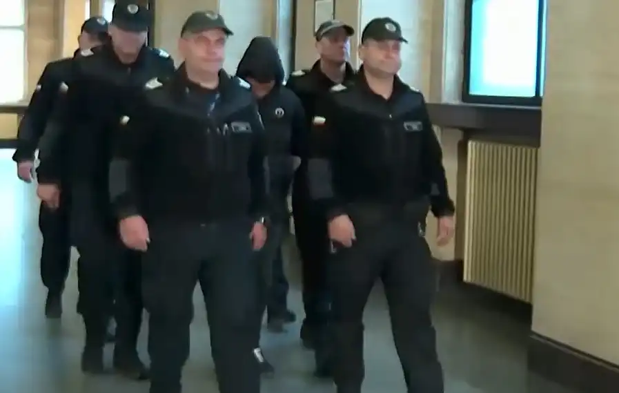 Задържаният за убийството в мол остава в болница