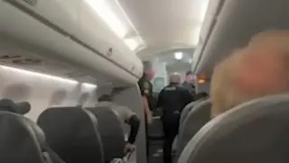Не е за вярване защо пилоти на самолет извършиха аварийно кацане Видео