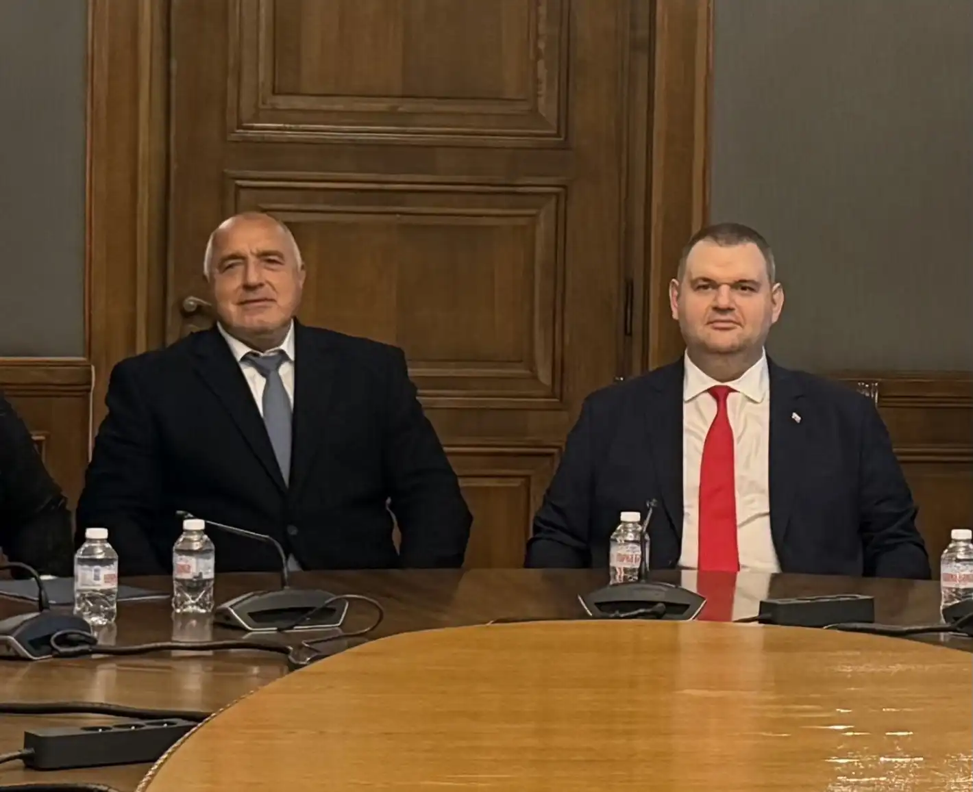 Извънредно решение на ГЕРБ и ДПС-Ново начало, Борисов и Пеевски застанаха един до друг