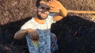 Столевки продължават да извират на плажа в Царево, ентусиасти ровят с вили в калта