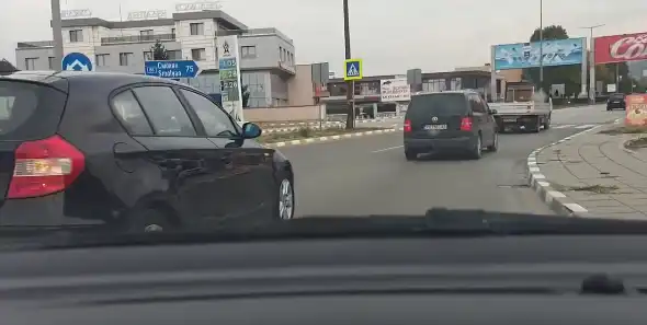 Шофьор: Хайде да се научим вече как се минава на кръфово!