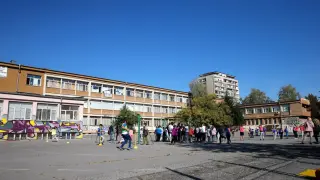 Какво се случва? Столично училище с огромни пукнатини като след земетресение, децата си учат Снимки