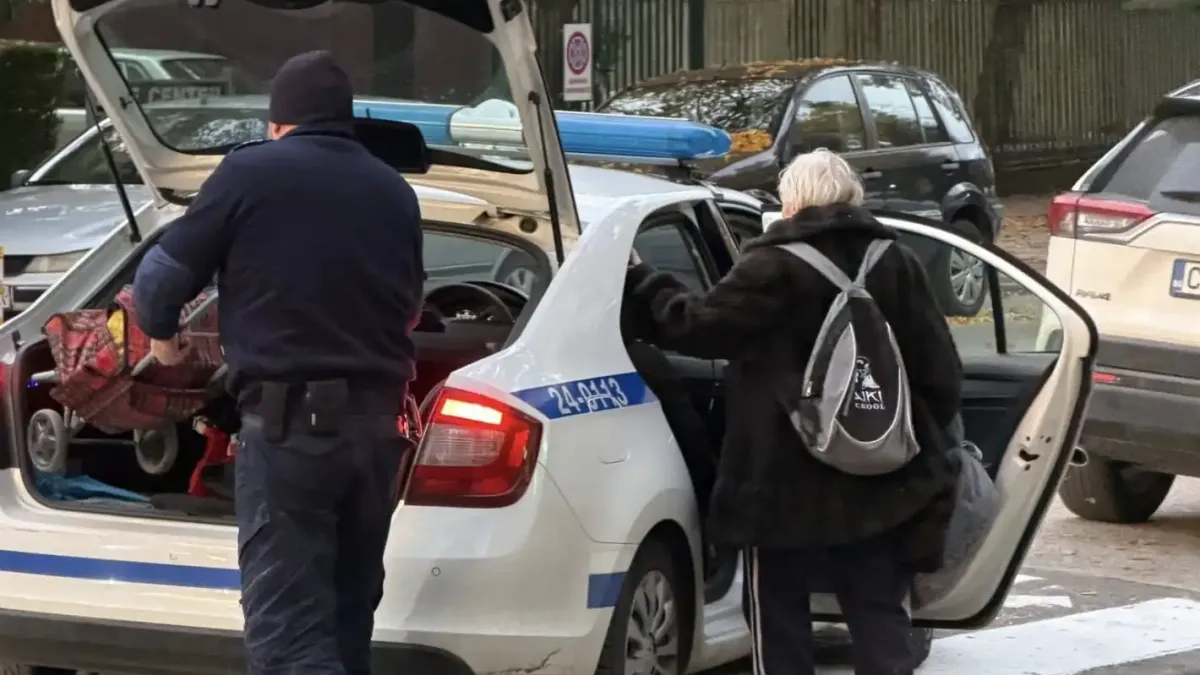 Столични полицаи помогнаха на възрастна жена с покупките, ще ги накажат ли? Снимки