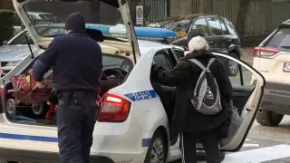Столични полицаи помогнаха на възрастна жена с покупките, ще ги накажат ли? Снимки