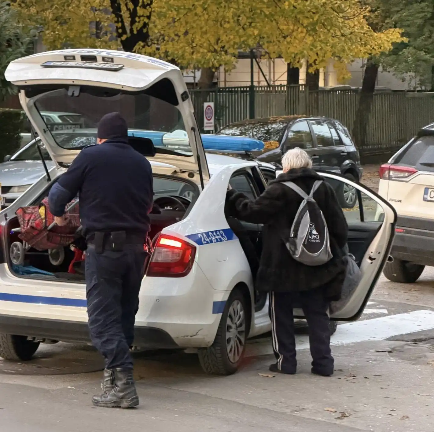 Столични полицаи помогнаха на възрастна жена с покупките, ще ги накажат ли? Снимки