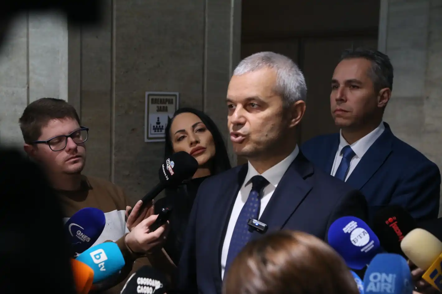 Виц: „Възраждане“ иска лустрация по „Магнитски“