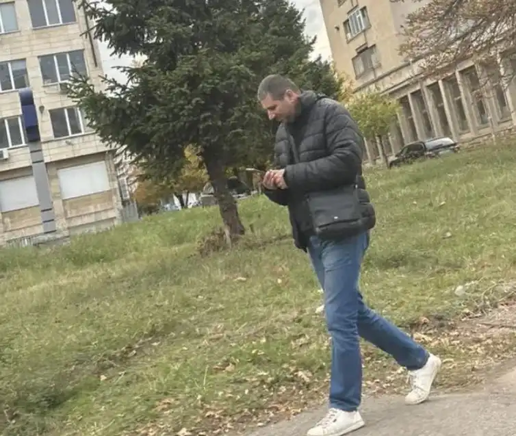 Тревога! Мъж дърпа ученички в София, разпознаха го, че е... Снимка