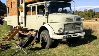 Тухлена къща върху стар камион ошашави България Снимки