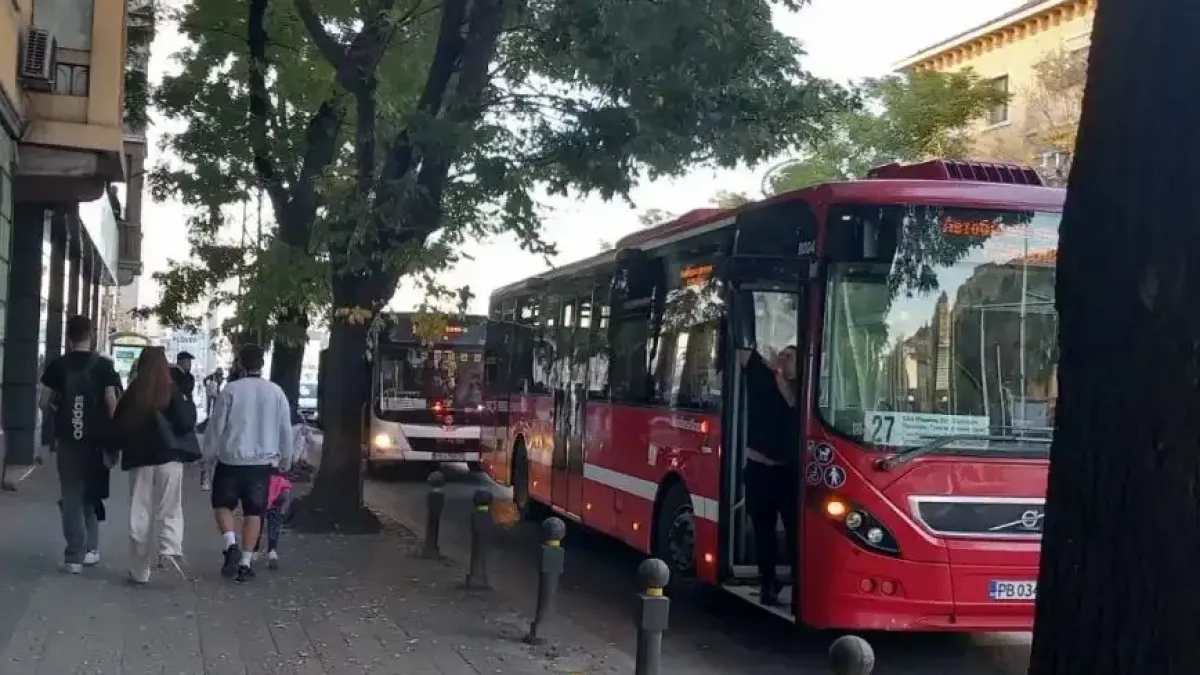 Екшън в Пловдив с два автобуса! Има счупено огледало и свалени пътници