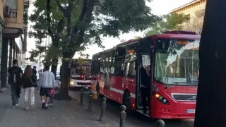 Екшън в Пловдив с два автобуса! Има счупено огледало и свалени пътници