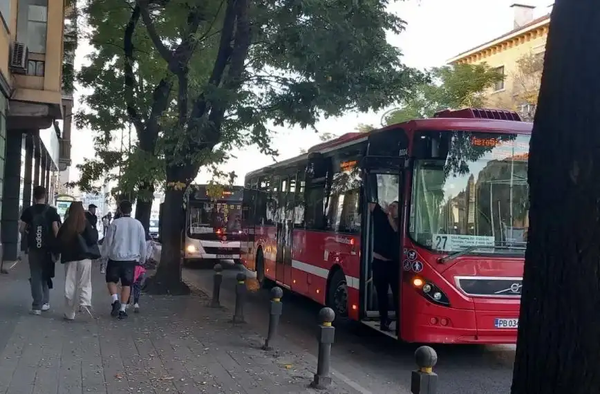 Екшън в Пловдив с два автобуса! Има счупено огледало и свалени пътници