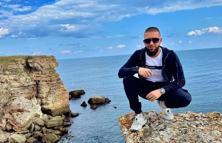 "10 сантиметра в белия дроб": Младеж от Белослав наръган пред сградата на полицията