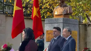 Вицепремиерът Атанас Зафиров и генералният секретар на Виетнамската комунистическа партия То Лам откриха паметник на Хо Ши Мин в София