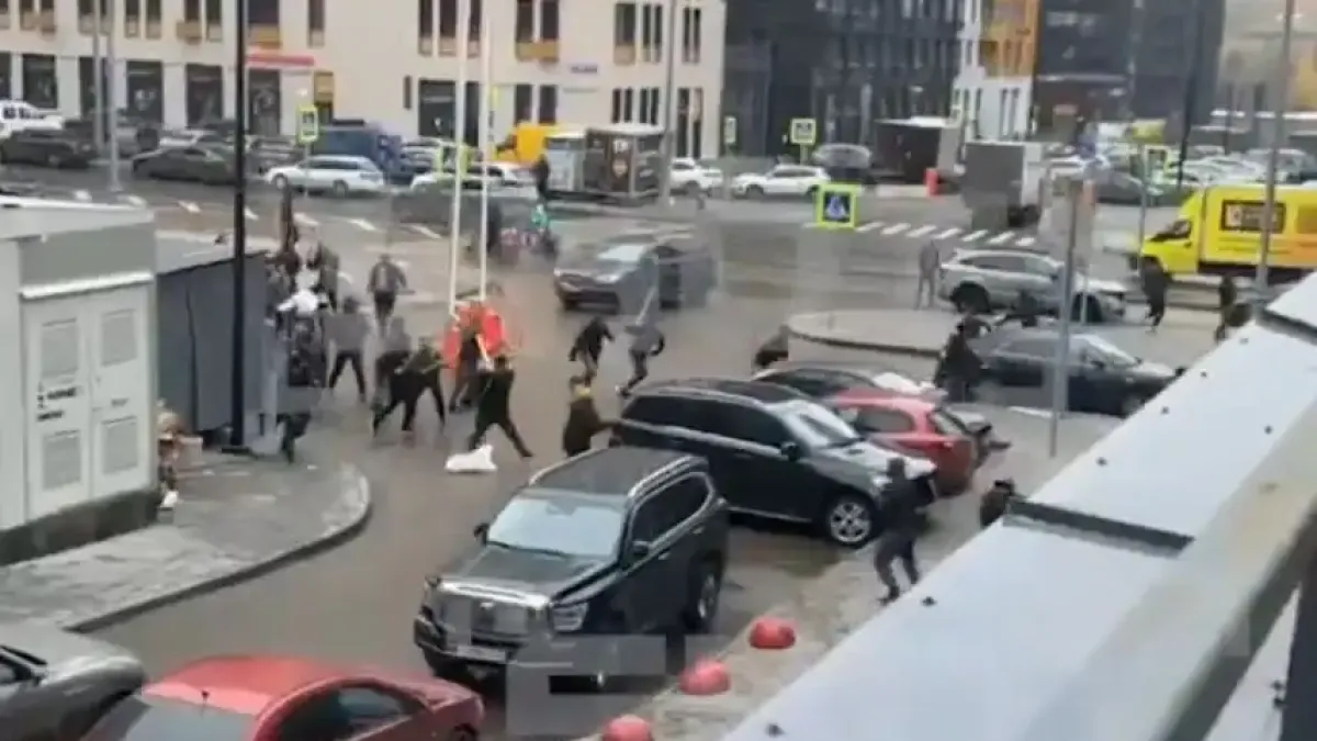 Свиреп екшън в Москва: Мигранти се налагат с лопати по улиците на столицата Видео