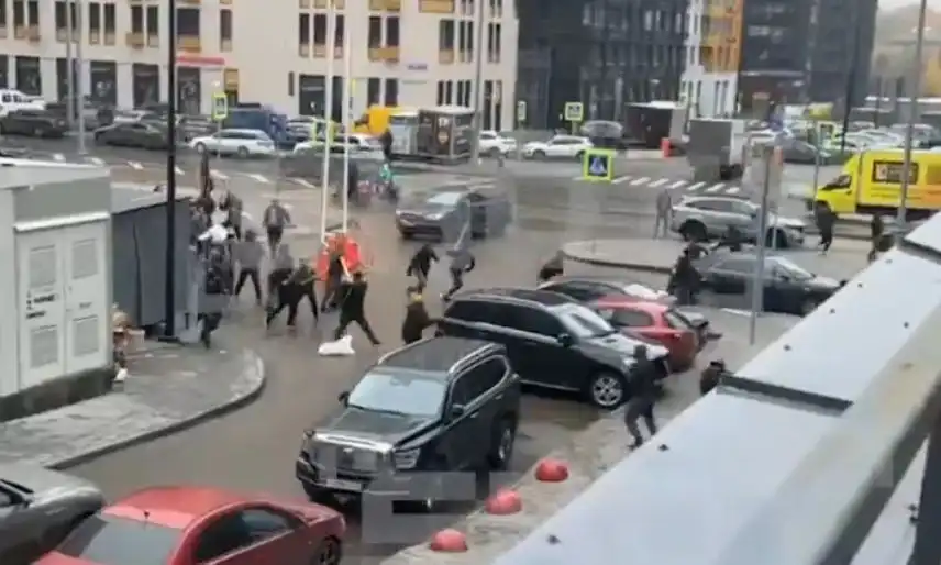 Свиреп екшън в Москва: Мигранти се налагат с лопати по улиците на столицата Видео