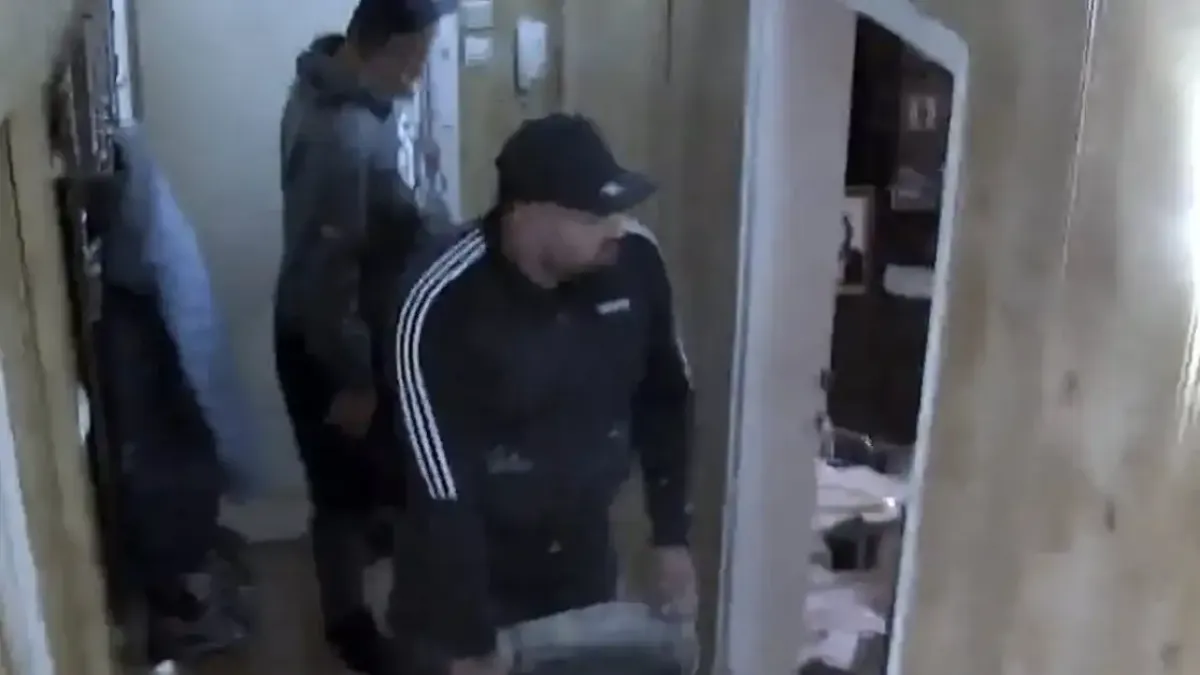 Група "майстори" се изгавриха с възрастна жена в блок в София Снимки