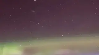 Астронавт засне космически „влак“ на фона на северното сияние Видео