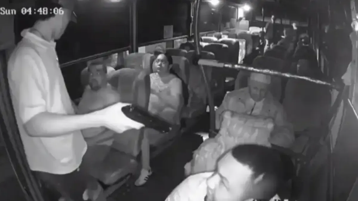 Бандити се опитаха да ограбят пътници в автобус, но съжалиха жестоко Видео 18+