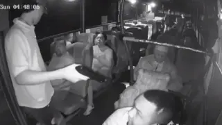 Бандити се опитаха да ограбят пътници в автобус, но съжалиха жестоко Видео 18+