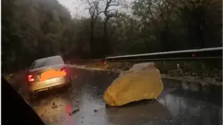 Шофьори в паника: Огромен камък се срути на пътя към София