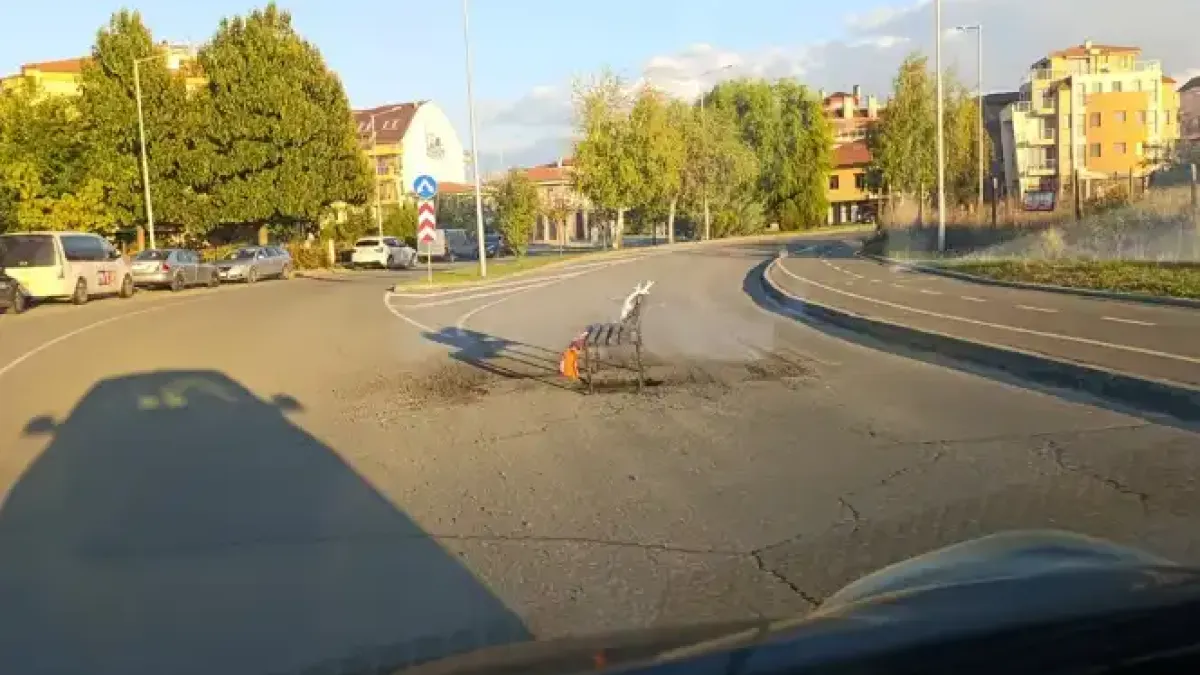 Симеон Кобрата сложи пейка на улица в Несебър, бесен е на общината Снимки