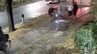 Видео показа нагледно защо не е добре да се ходи по велоалеята