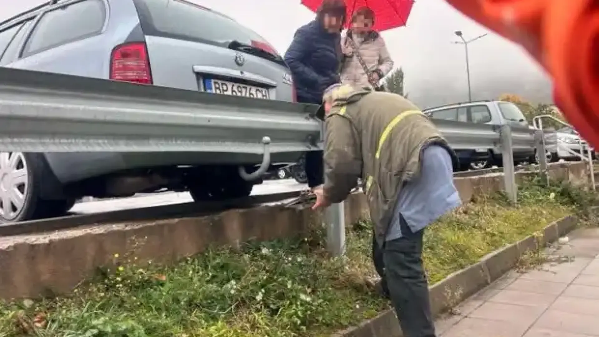 Майстор да е, нямаше да успее: Феноменален гаф на шофьор на паркинг