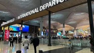 Пътник беше свален от самолета в Истанбул заради "бомба"